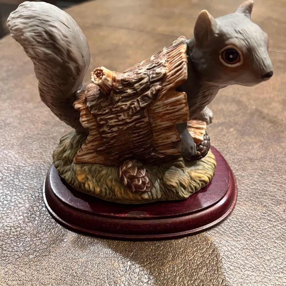 Vintage Masterpiece Porcelain Squirrel Figure by HOMCO 1986 - Picture 7 of 7